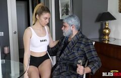صبي يمارس الجنس مع امرأة مسنة